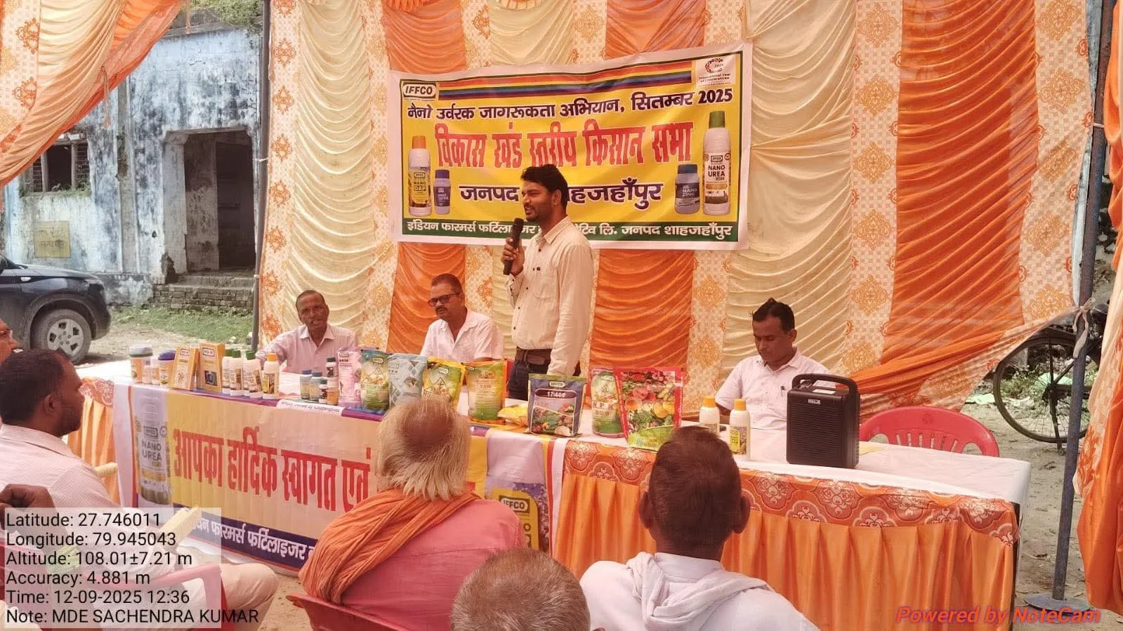 गोष्ठी में क्षेत्र अधिकारी इफको शाहजहाँपुर रामरतन सिंह ने किसानों को नैनो डीएपी के लाभ बताए