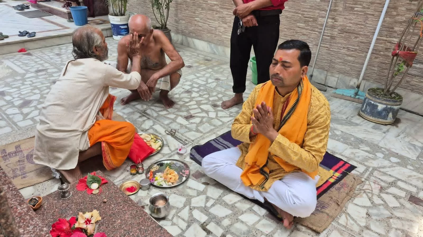 कोढ़ा नगर पंचायत के गेराबाड़ी बाजार में प्रत्येक वर्ष की भांति श्रद्धा और उत्साह के साथ हुआ ध्वजारोहण