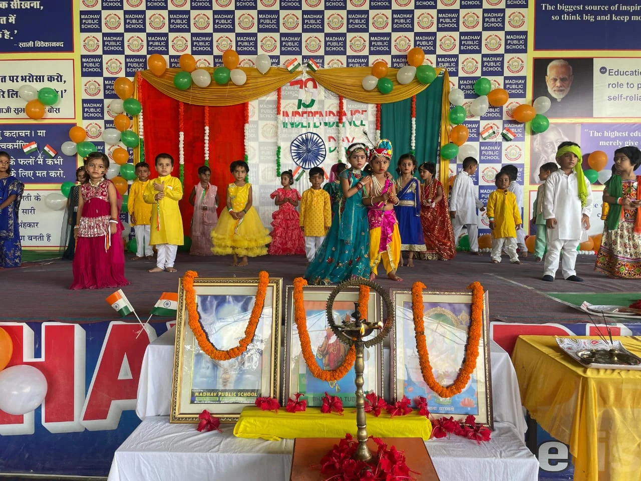 देशभक्ति और सांस्कृतिक रंगों से सजा मंच, विद्यार्थियों ने नृत्य-नाट्य व देशभक्ति गीतों से बिखेरी छटा