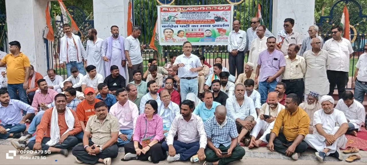 अलीगढ़ में कांग्रेस का धरना, विवेक बंसल बोले