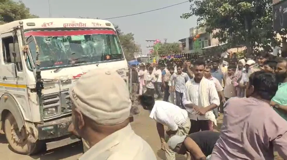 गुस्साए ग्रामीणों ने लगाया जाम, पुलिस से हुई धक्का-मुक्की