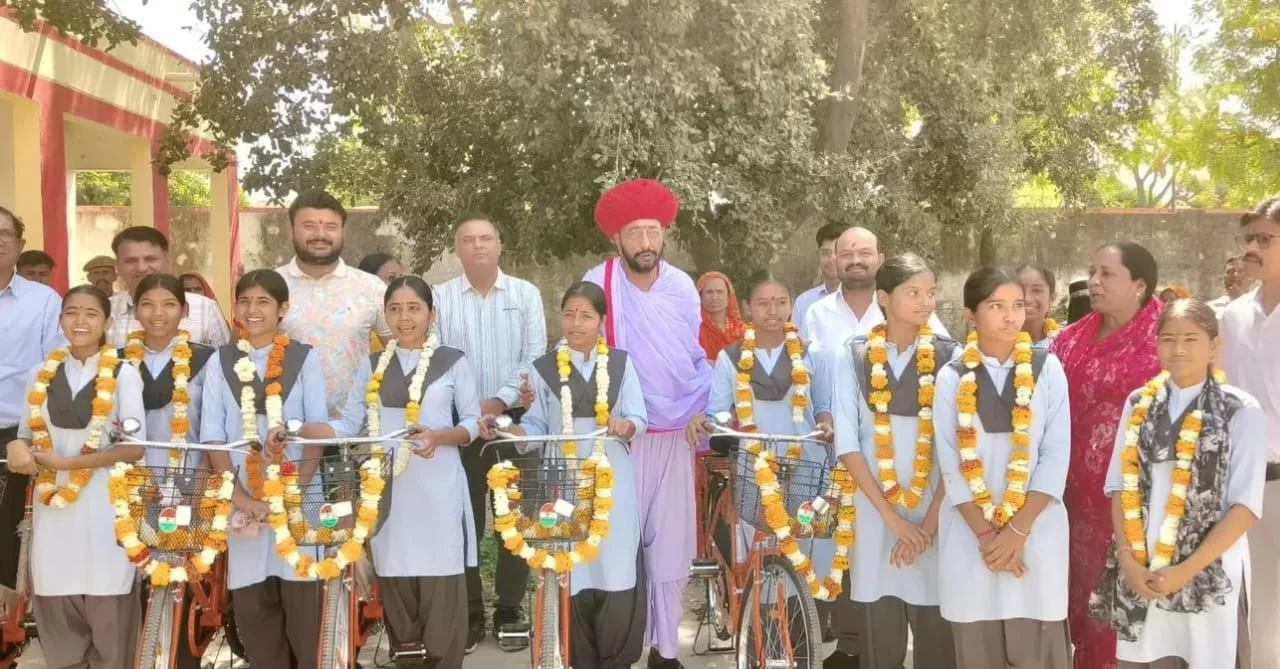 सिरोही में राज्यमंत्री ओटाराम देवासी ने 9वीं की छात्राओं को निःशुल्क साइकिलें वितरित की