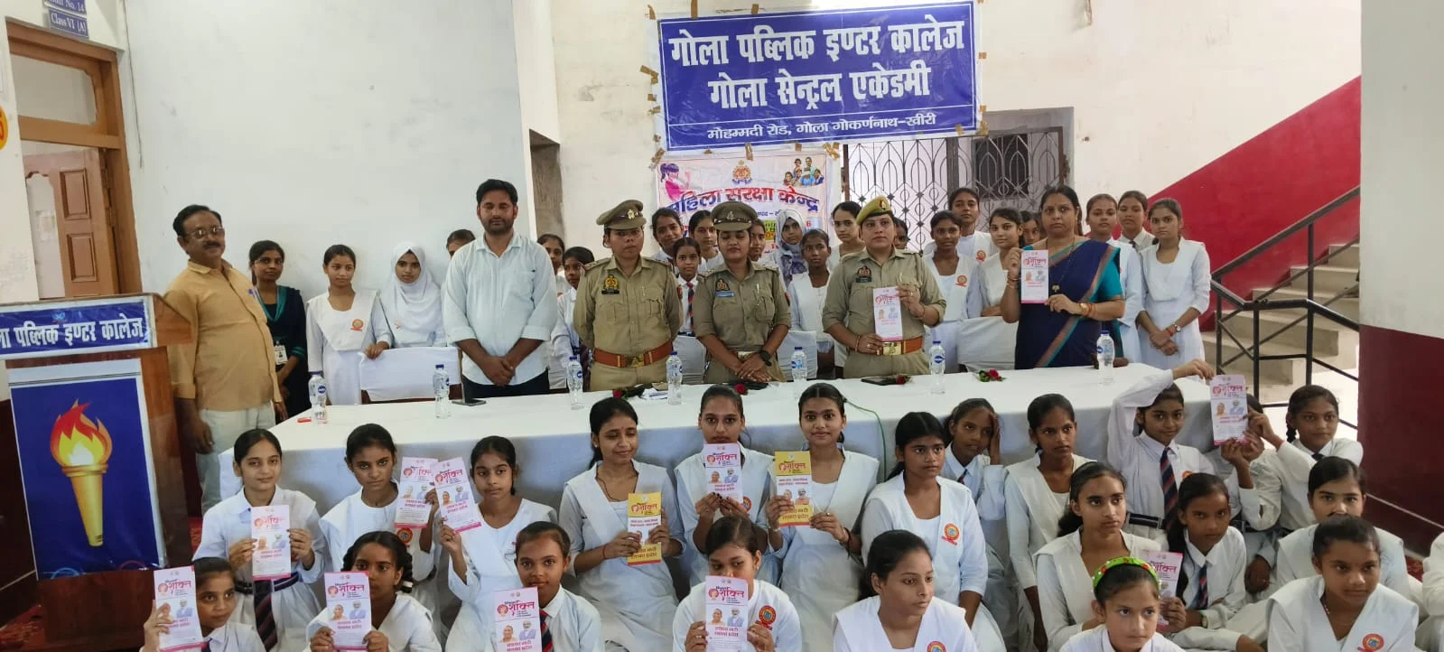 पुलिस टीम ने बालिकाओं को हेल्पलाइन नंबर और योजनाओं की जानकारी दी