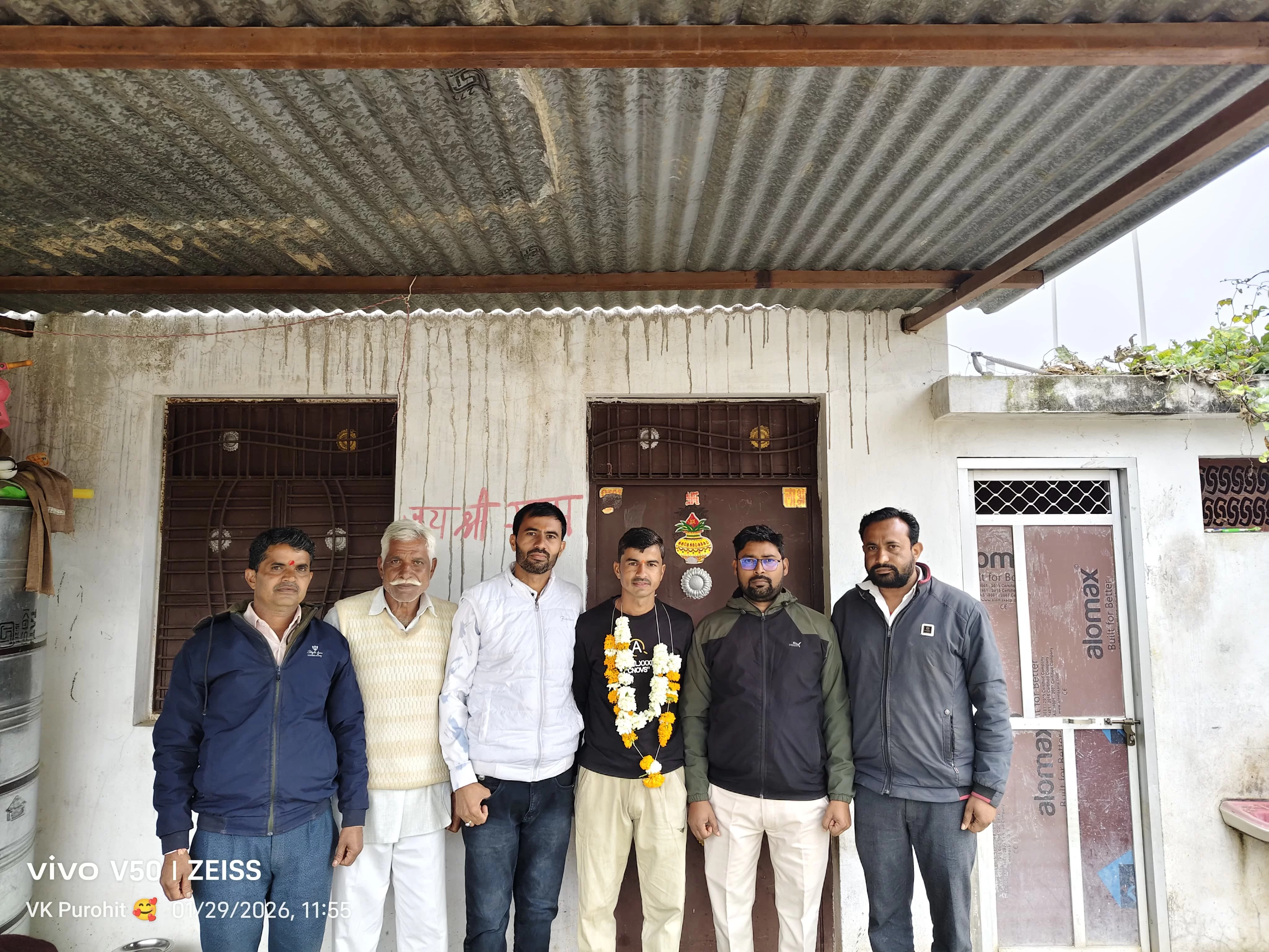 स्कूल स्टाफ ने घर जाकर किया सम्मान