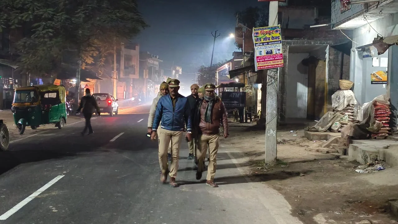 SHO राजेंद्र वर्मा की अगुवाई में पुलिस ने जनता के बीच किया मार्च