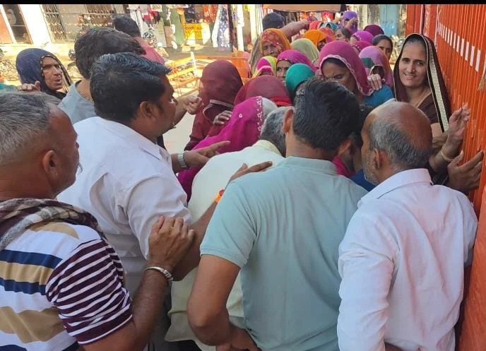 सिरोही। खनन परियोजना के विरोध में ग्रामीण लामबंद