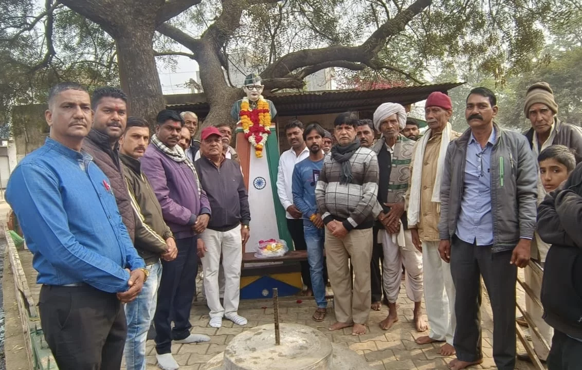 पूर्व सैनिक ने माल्यार्पण कर श्रद्धांजलि दी