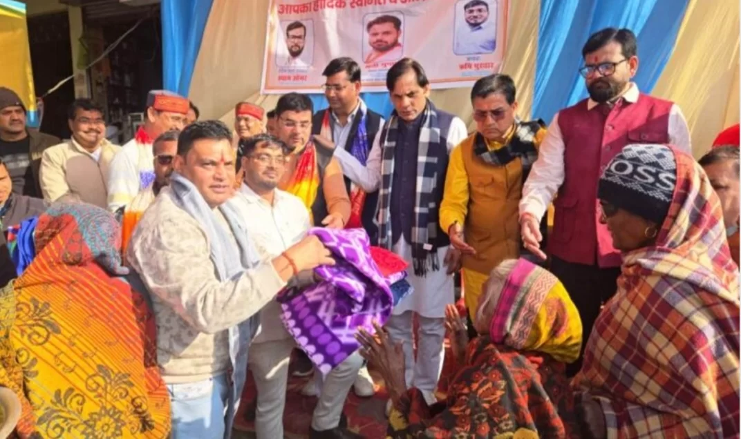 एसबीआई रोड पर टीवीएस एजेंसी शोरूम पर परंपरागत खिचड़ी भोज के साथ कंबल वितरण