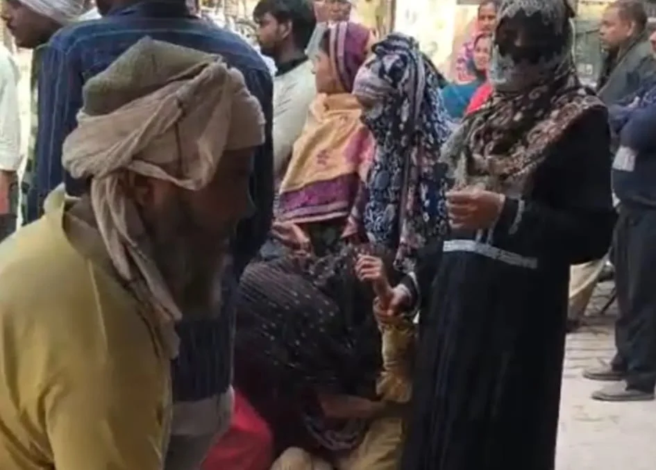 दो बच्चे घायल।
कार चालक फरार, पुलिस तलाश में जुटी।