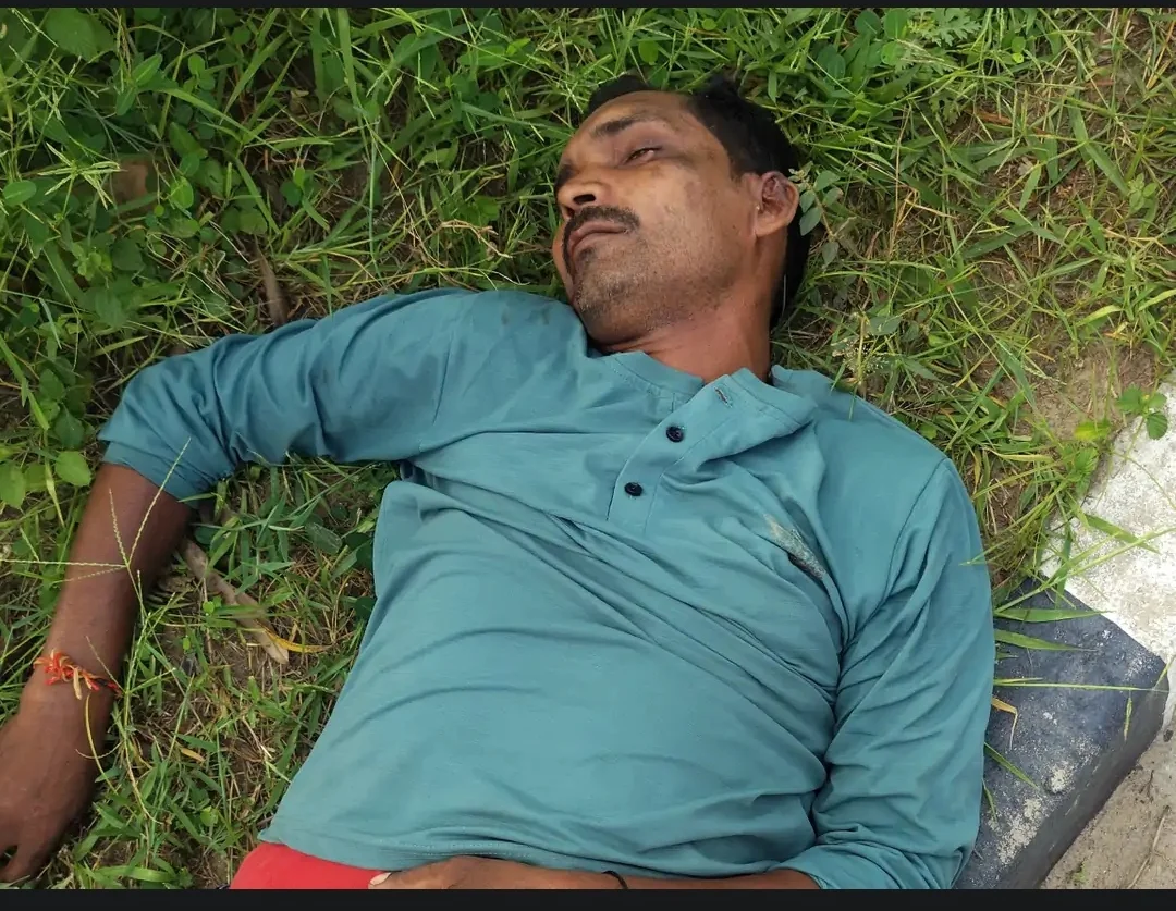तेज रफ्तार कार ने  बाइक सवार को पीछे से मारी टक्कर