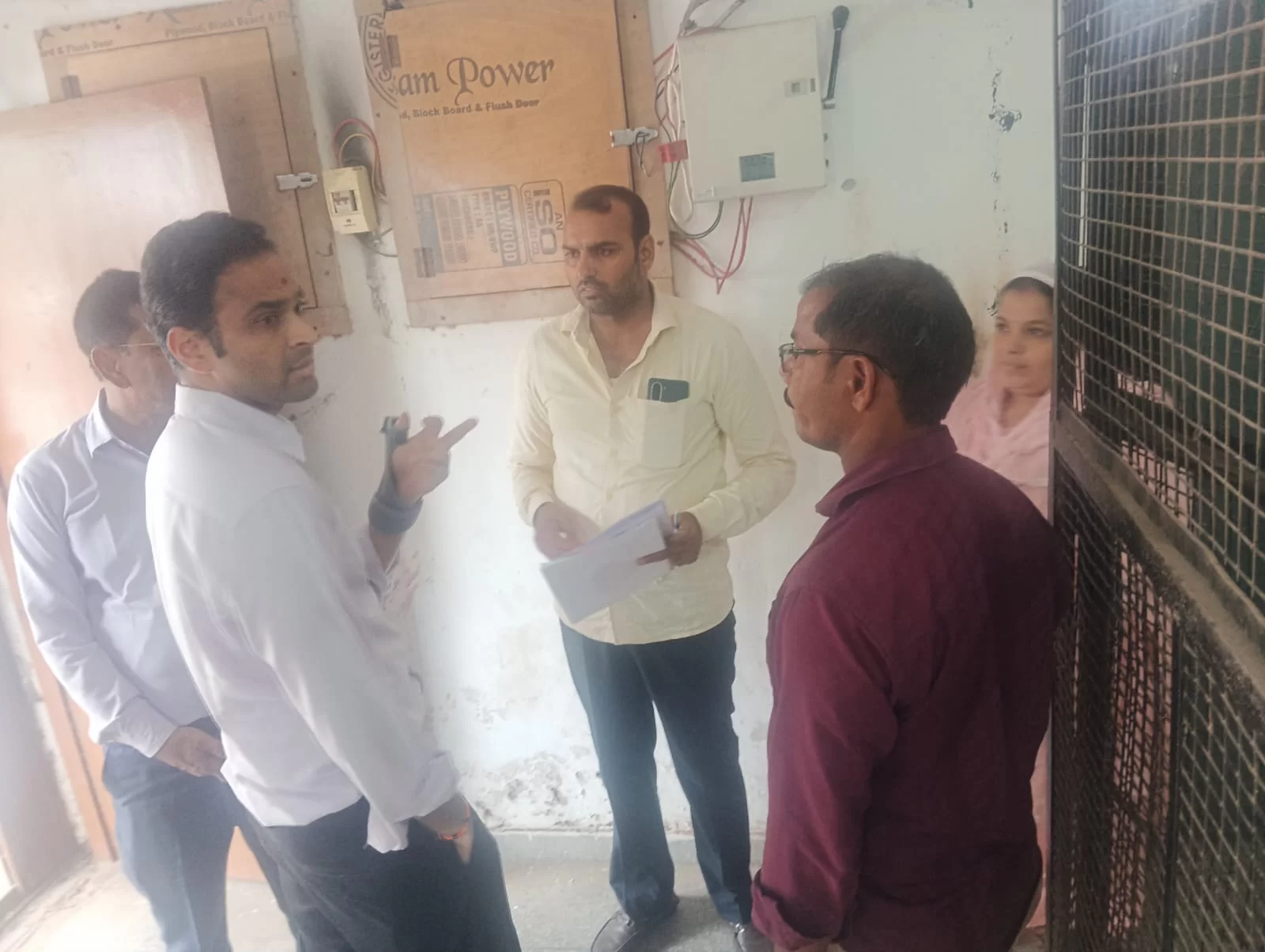 उप-पंजीयक कार्यालय का डीएम ने किया औचक - देवरिया न्यूज़