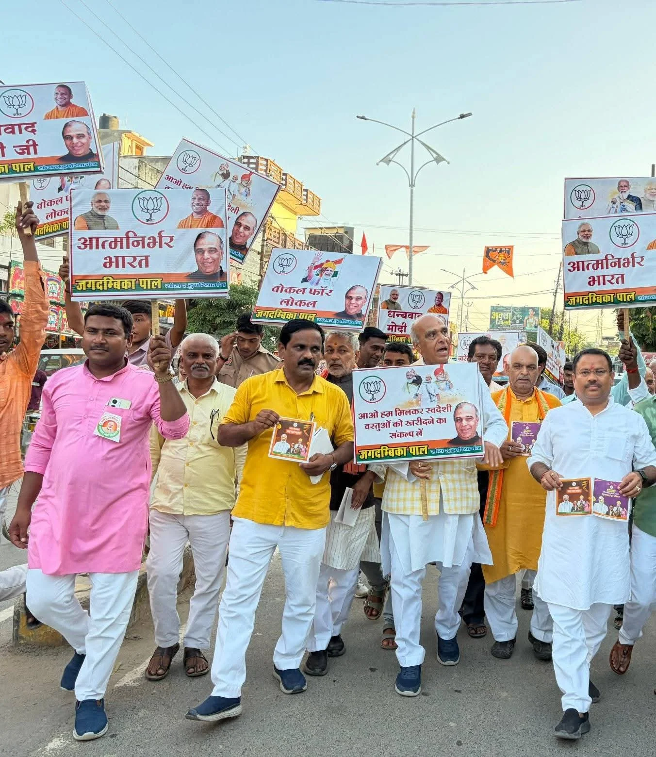 सिद्धार्थनगर में भाजपा पदाधिकारियों ने किया व्यापारी बंधुओं को जागरूक