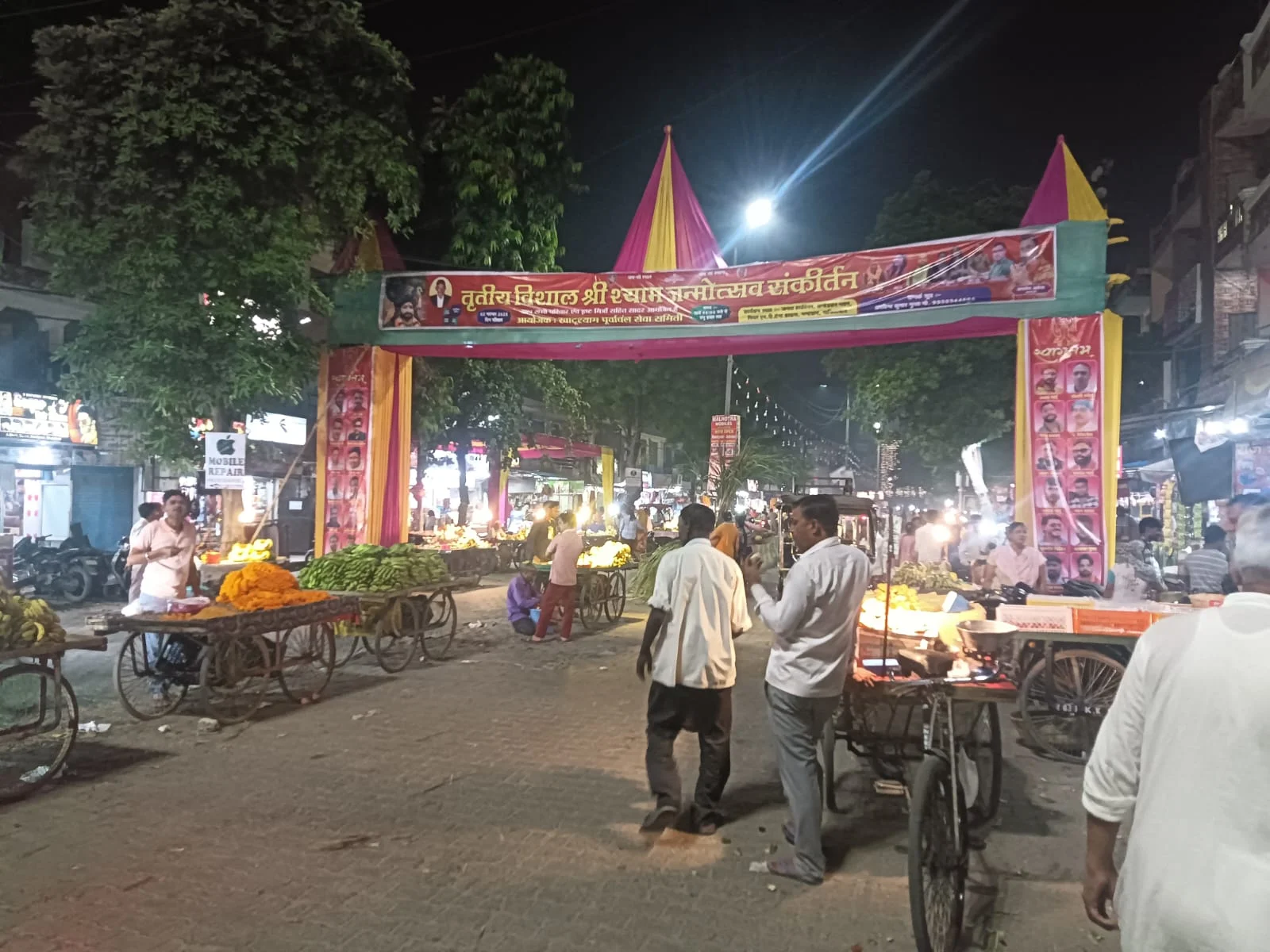 हल्की भीड़ और साधारण खरीदारी के बीच श्रद्धालुओं ने की पूजा सामग्री की व्यवस्था