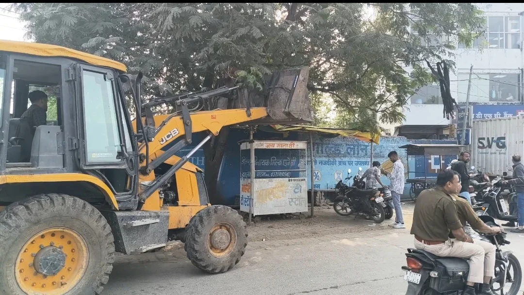 अवैध कब्जे कर बनाई गई अस्थाई दुकानों पर जेसीबी चलाई गई