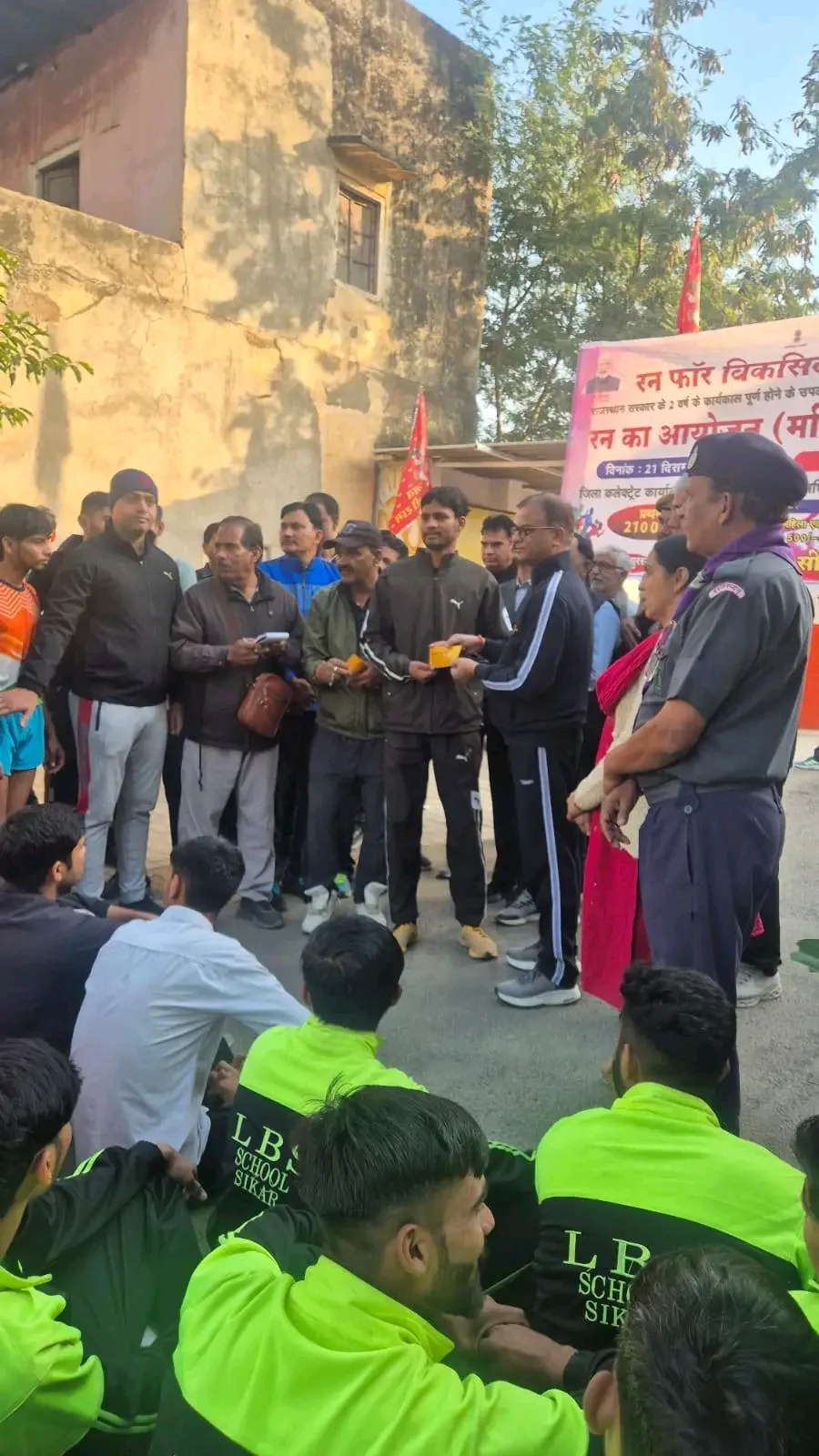 जिला कलेक्टर ने हरी झंडी दिखाकर किया शुभारंभ