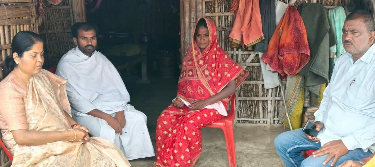 स्वर्गीय भगवत मंडल के निधन पर परिजनों से मिलकर दी गई सांत्वना