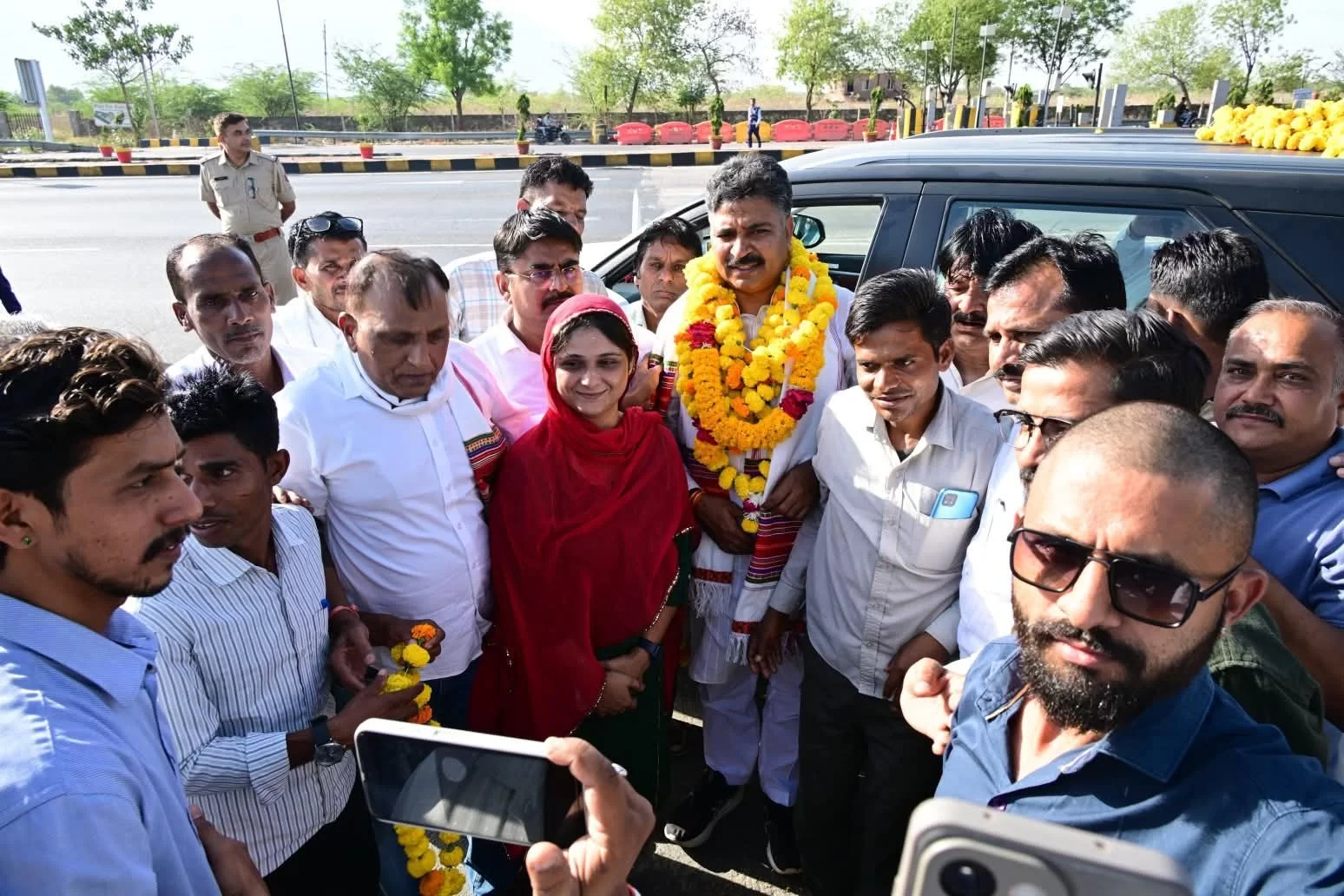 उडवारिया टोल प्लाजा पर टीकाराम जूली का भव्य स्वागत