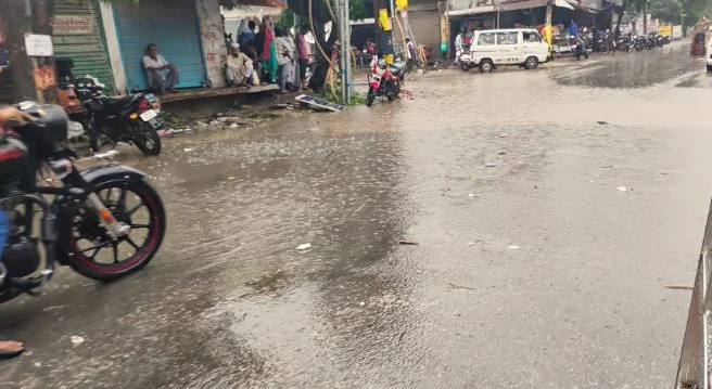 रसूलपनाह गाँव में हुई झमाझम बारिश से धान व सब्ज़ी की फसलों को मिला लाभ, लेकिन गलियां और रास्ते कीचड़ से हुए लबालब