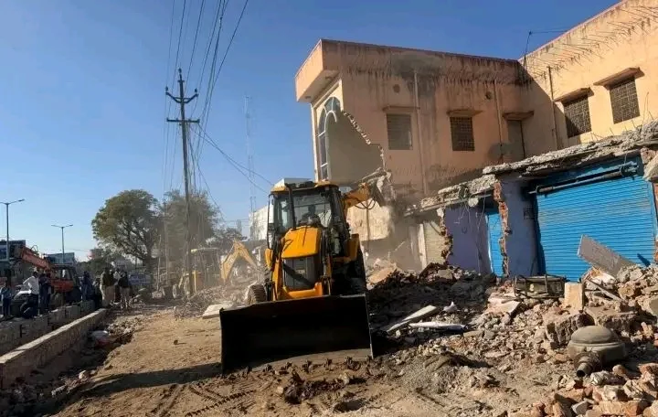 सड़क सुरक्षा और विकास कार्यों के लिए हटाए गए अतिक्रमण