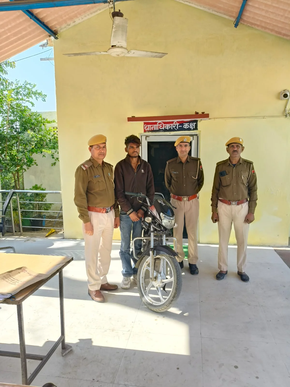 चोरी की बाइक भी बरामद