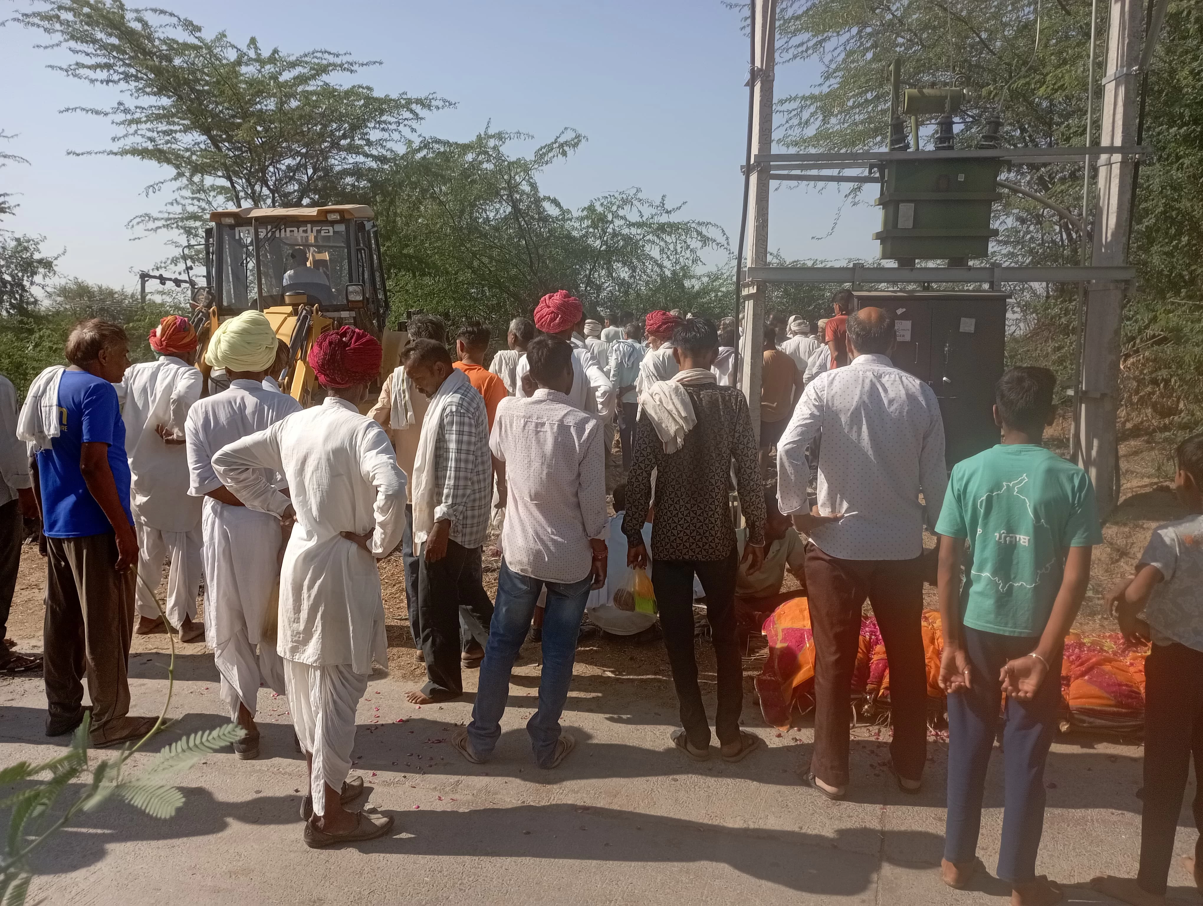 श्मशान के भीतर अतिक्रमण और बिजली का जाल