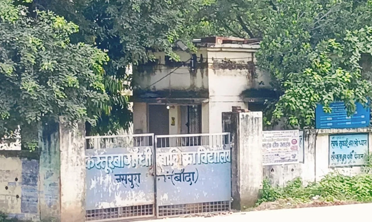 जिला विद्यालय निरीक्षक ने पूरे शिक्षण स्टाफ सहित वार्डन का तबादला कर दिया