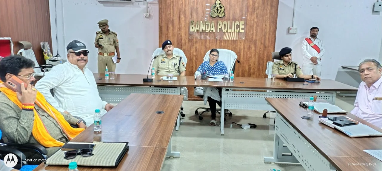 डीएम जे.रीभा की अध्यक्षता में पुलिस लाइन सभागार में सम्पन्न हुई केन्द्रीय दुर्गा पूजा महोत्सव समिति की बैठक