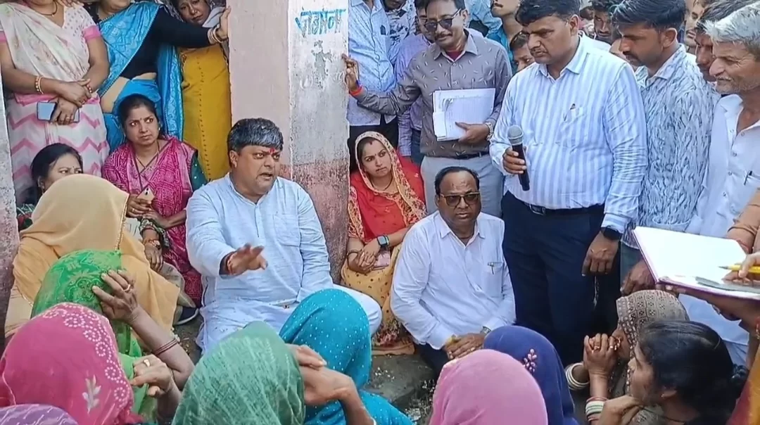 छात्राओं ने उठाई शिक्षकों की मांग