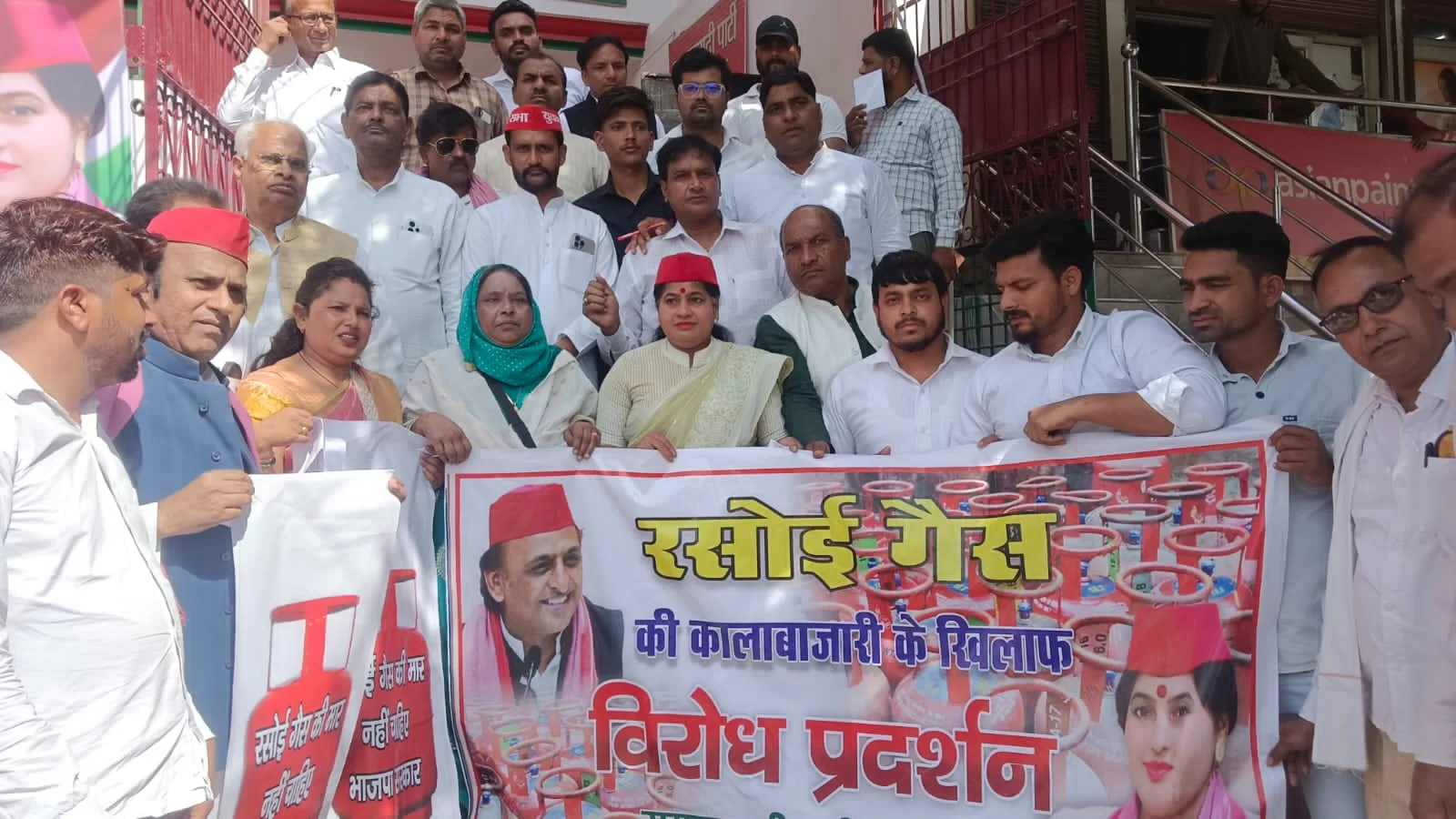 जिला अध्यक्ष लक्ष्मी धनकर के नेतृत्व में प्रदर्शन