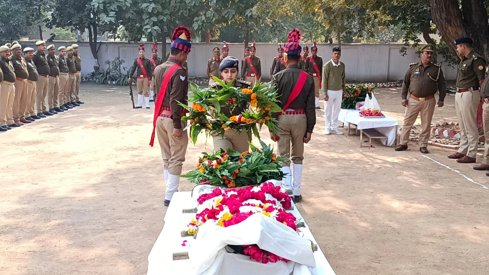 परिजनों को ढांढस बंधाते हुए हर संभव मदद का दिया आश्वासन