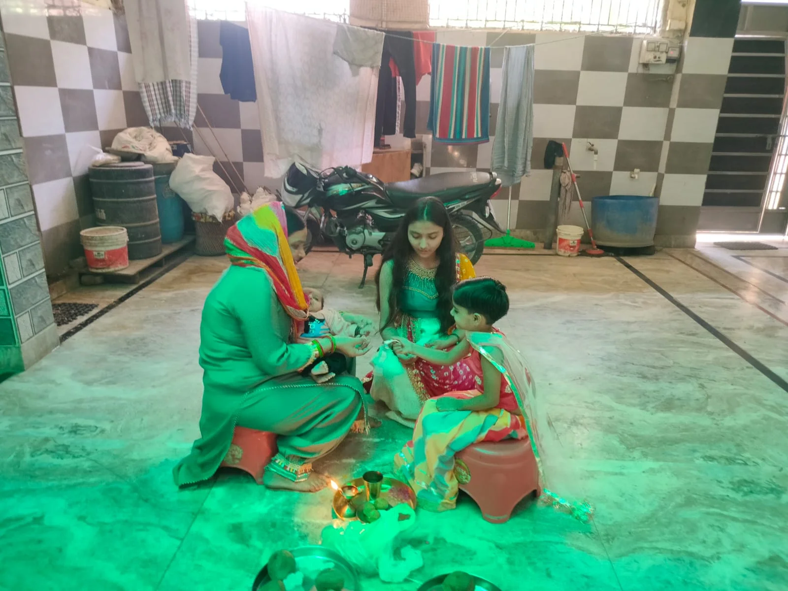 Daksh की पहली भाईया दूज पर बहनों Lakhi और Riddhi ने किया तिलक, दादा-दादी, बुआओं और चाचा Shivam ने दिया आशीर्वाद