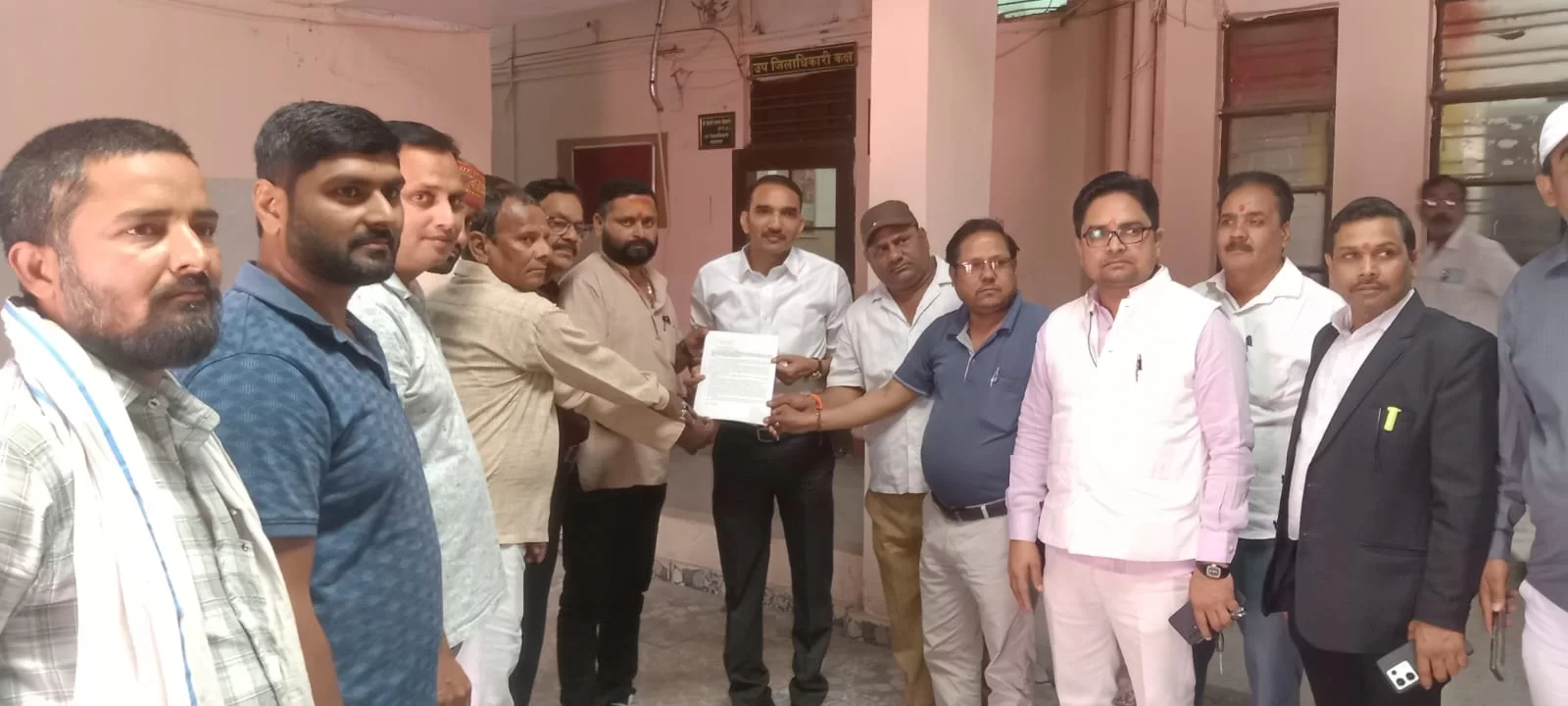 सहजनवां के पत्रकारों ने मुख्यमंत्री को भेजा ज्ञापन