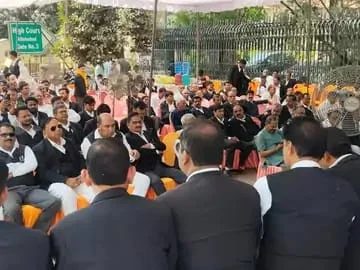 अध्यक्ष समेत 28 पदों के लिए मतदान शुरू