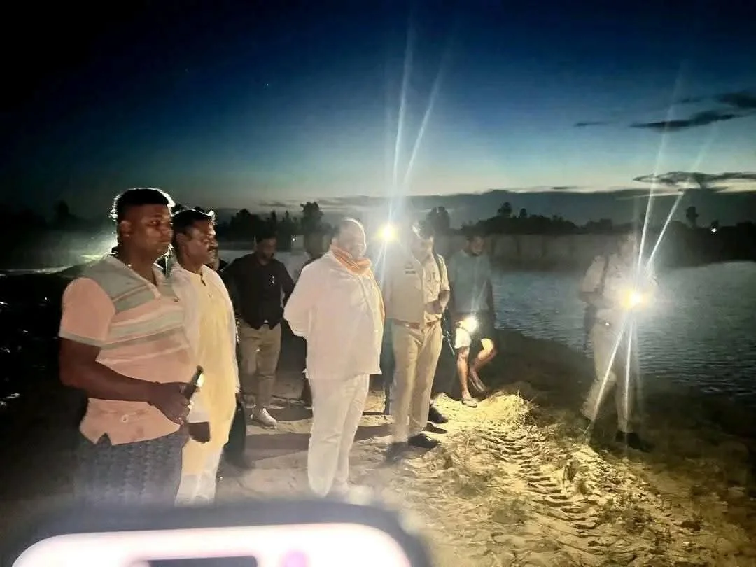 रात्रि निरीक्षण के दौरान विधायक अरविंद सिंह ने प्रभावित ग्रामीणों से मुलाकात की।