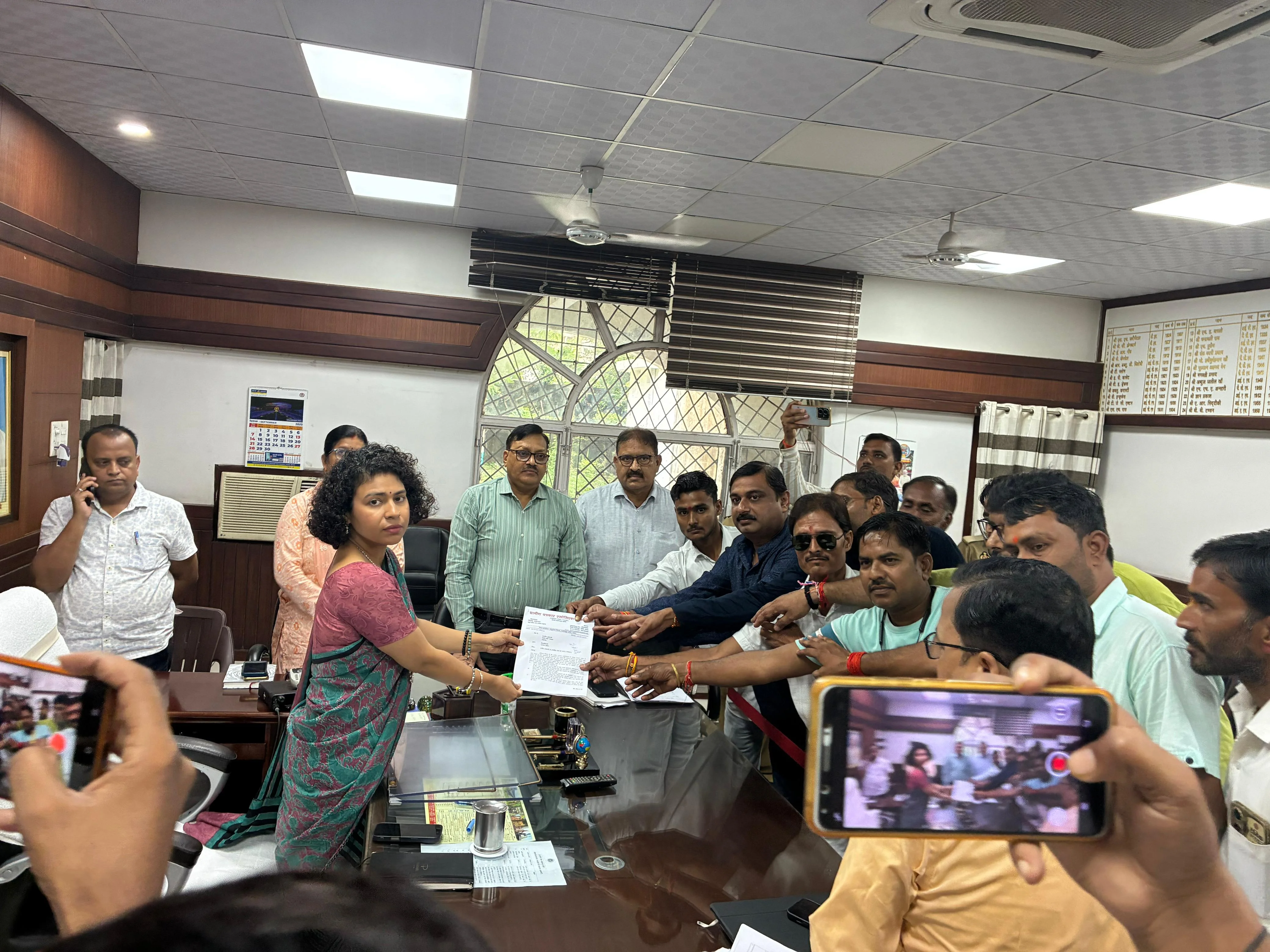 विभिन्न समस्याओं को लेकर ग्रामीण पत्रकार एसोसिएशन ने डीएम को सौंपा ज्ञापन