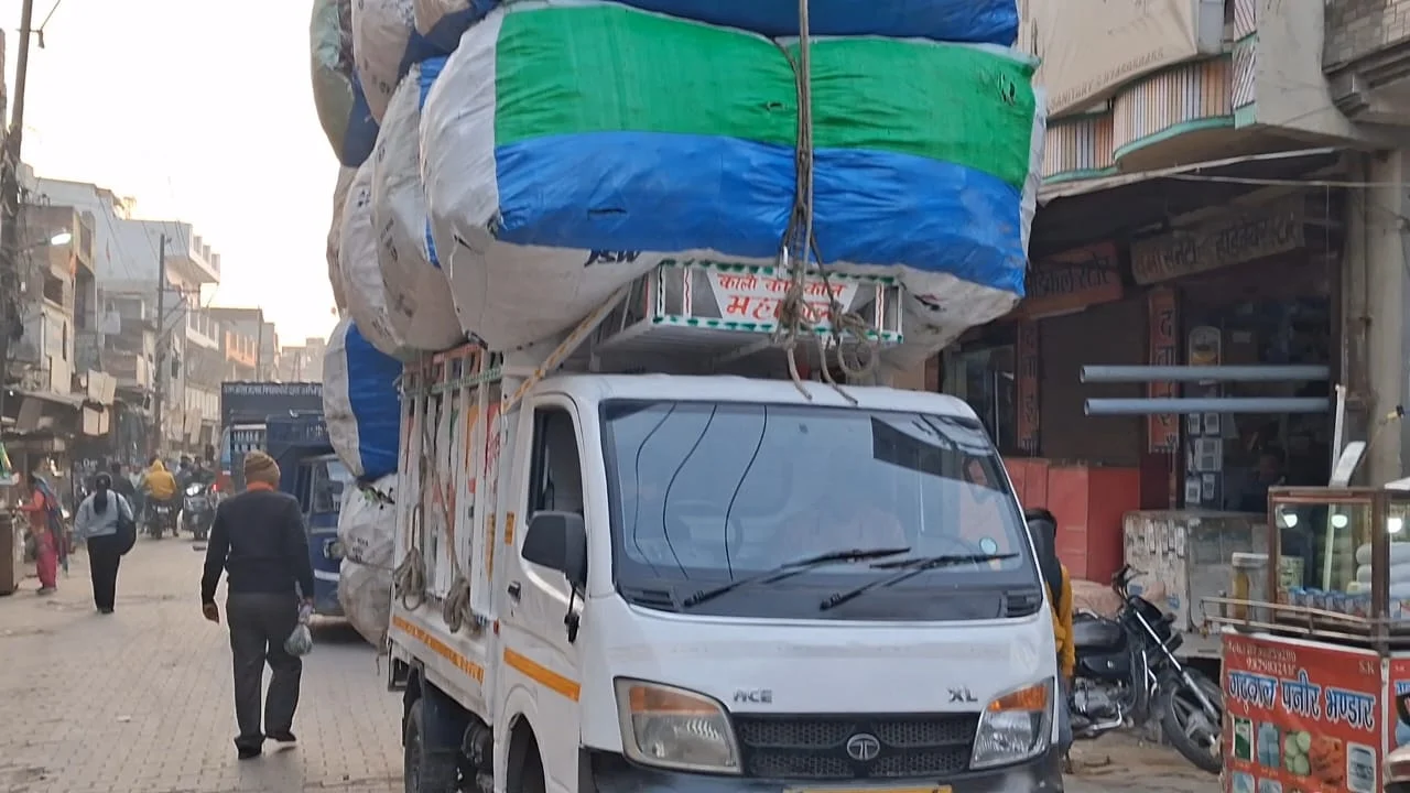 गाजियाबाद के जल निगम प्लांट रोड से क्रॉसिंग रिपब्लिक तक अतिक्रमण और ओवरलोड वाहन बेखौफ