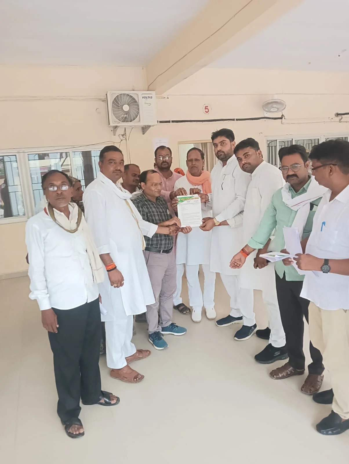 मनरेगा भुगतान, वित्त आयोग की किस्त और गौशालाओं की धनराशि समेत कई मांगों को लेकर दिया ज्ञापन
