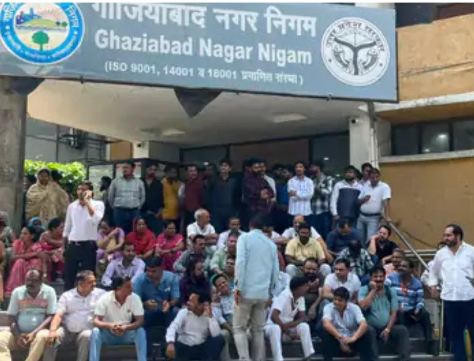 हाउस टैक्स वृद्धि के खिलाफ पार्षदों का धरना जारी, अफसरों पर लगाया तानाशाही का आरोप