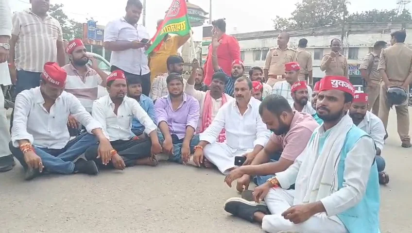अखिलेश यादव की गिरफ्तारी के विरोध में शास्त्री चौक पर सपा का धरना, पुलिस से धक्का-मुक्की और नारेबाज़ी के बाद माहौल तनावपूर्ण।