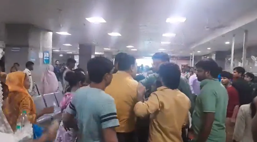 महिलाओं ने सुरक्षा कर्मियों पर लगाए बदसलूकी के आरोप, चप्पल तान कर जताया विरोध