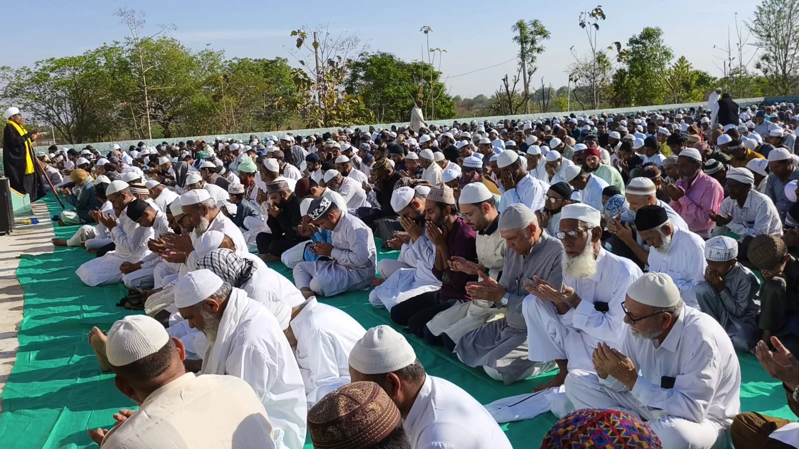 ईदगाह में नमाज अदा कर अमन-चैन और खुशहाली की दुआ की गई।
