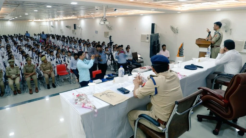 पुलिस अधिकारियों ने छात्रों को साइबर सुरक्षा टिप्स और हेल्पलाइन नंबर 1930 की जानकारी दी