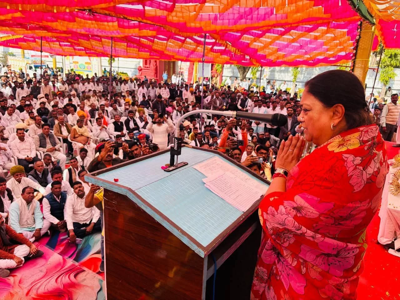 वसुंधरा राजे ने दिखाई झंडी