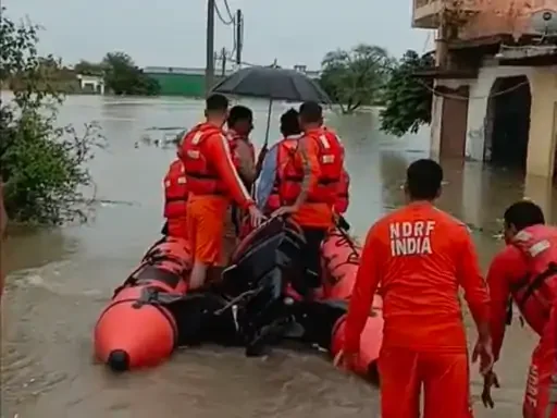 प्रशासन और एनडीआरएफ राहत कार्यों में जुटे