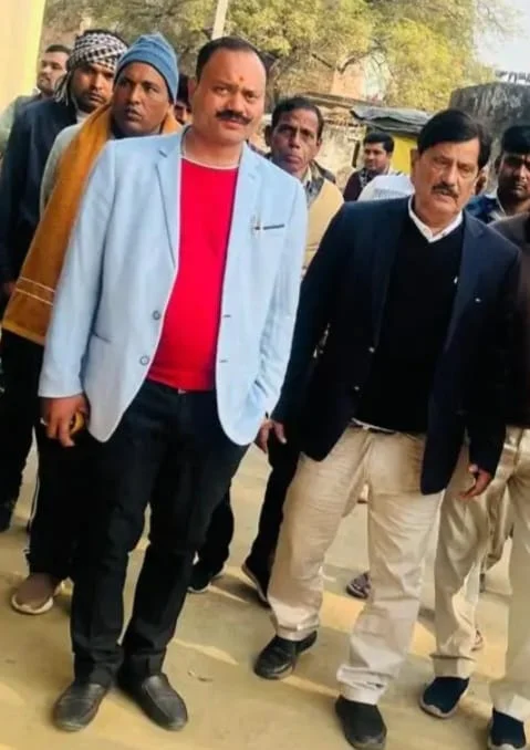 युवक की मौत पर सपा प्रतिनिधिमंडल पीड़ित परिवार से मिले