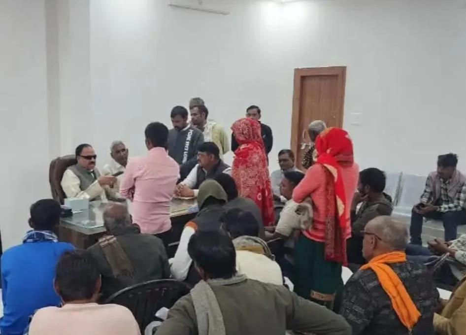जनसमस्याएँ सुनकर अधिकारियों को फटकार, तुरंत कार्रवाई के निर्देश
