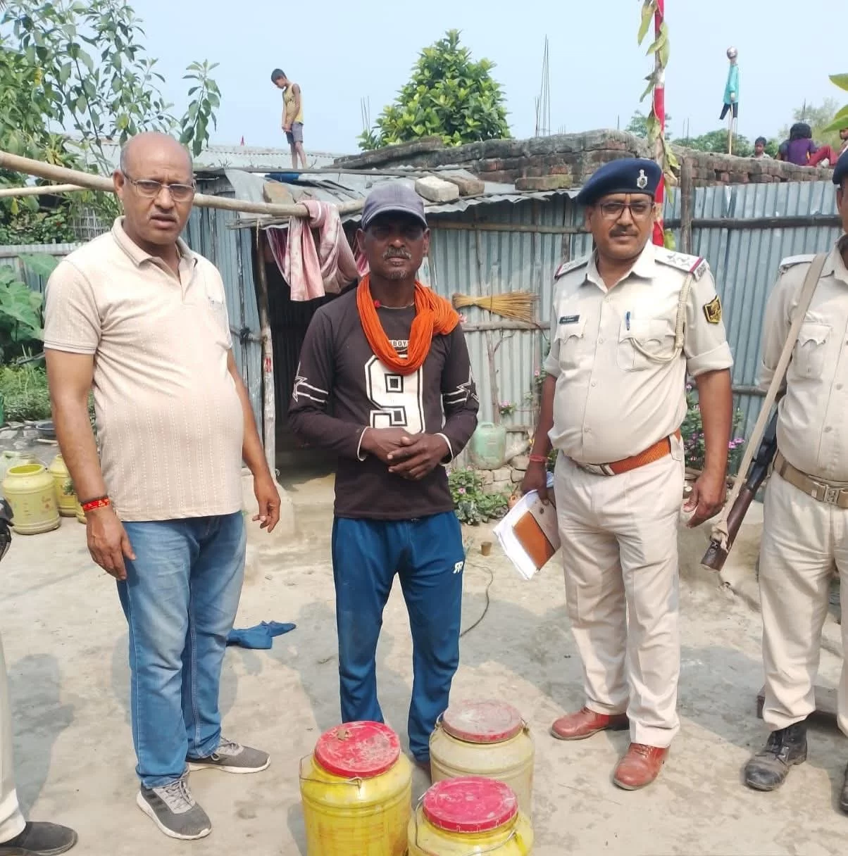 परमानंदपुर वार्ड संख्या 08 में छापेमारी कर भारी मात्रा में अवैध शराब बरामद