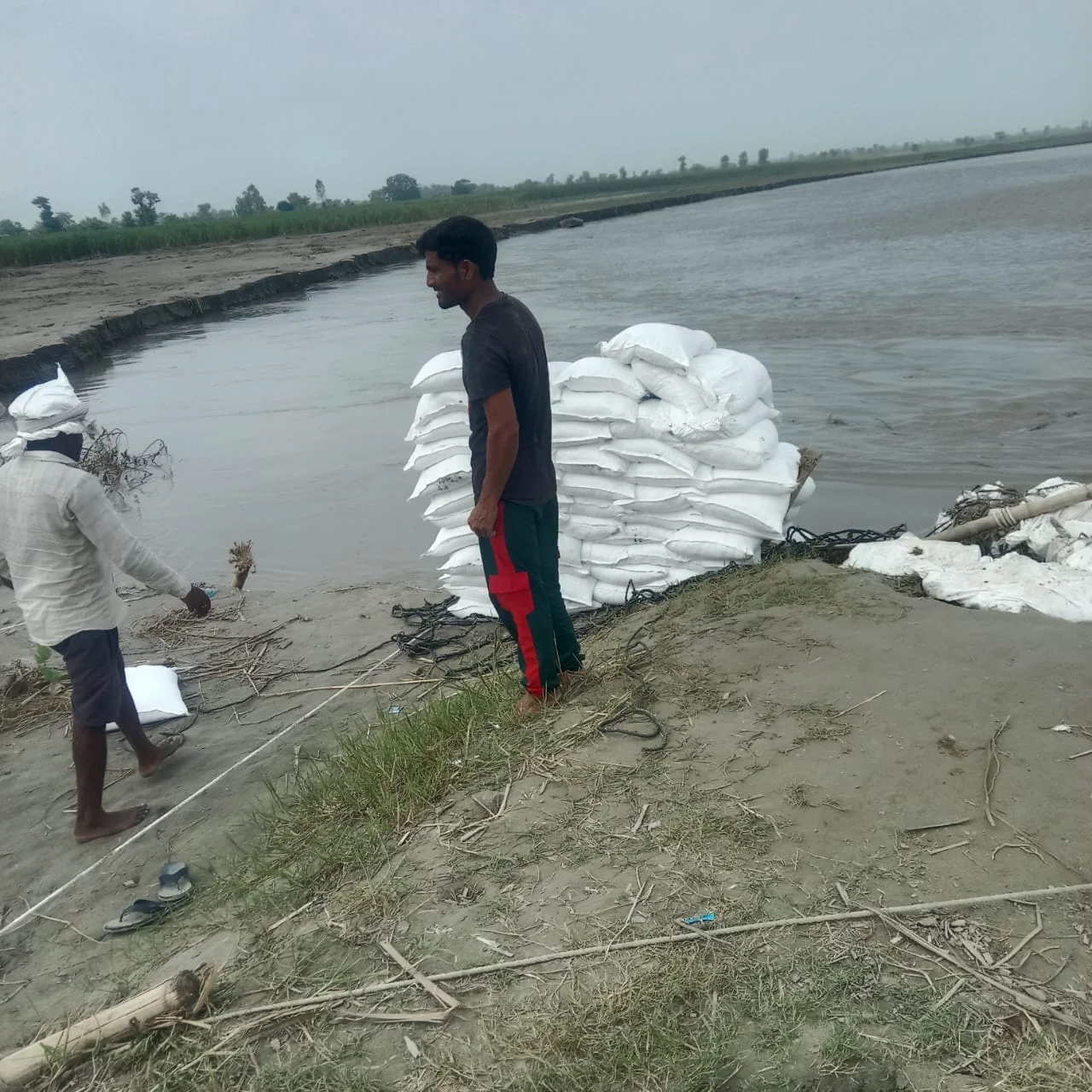 ग्रामीण इस कार्य को केवल “सतही मरम्मत” बताया