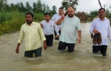 जिलाधिकारी ने पैदल पानी मे चल किया निरीक्षण