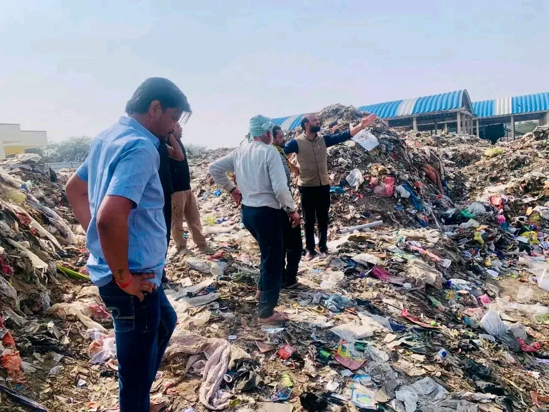 कचरा डंपिंग यार्ड में थैली खाने से हो रही गायों की मौत, गौ सेवकों का फूटा आक्रोश